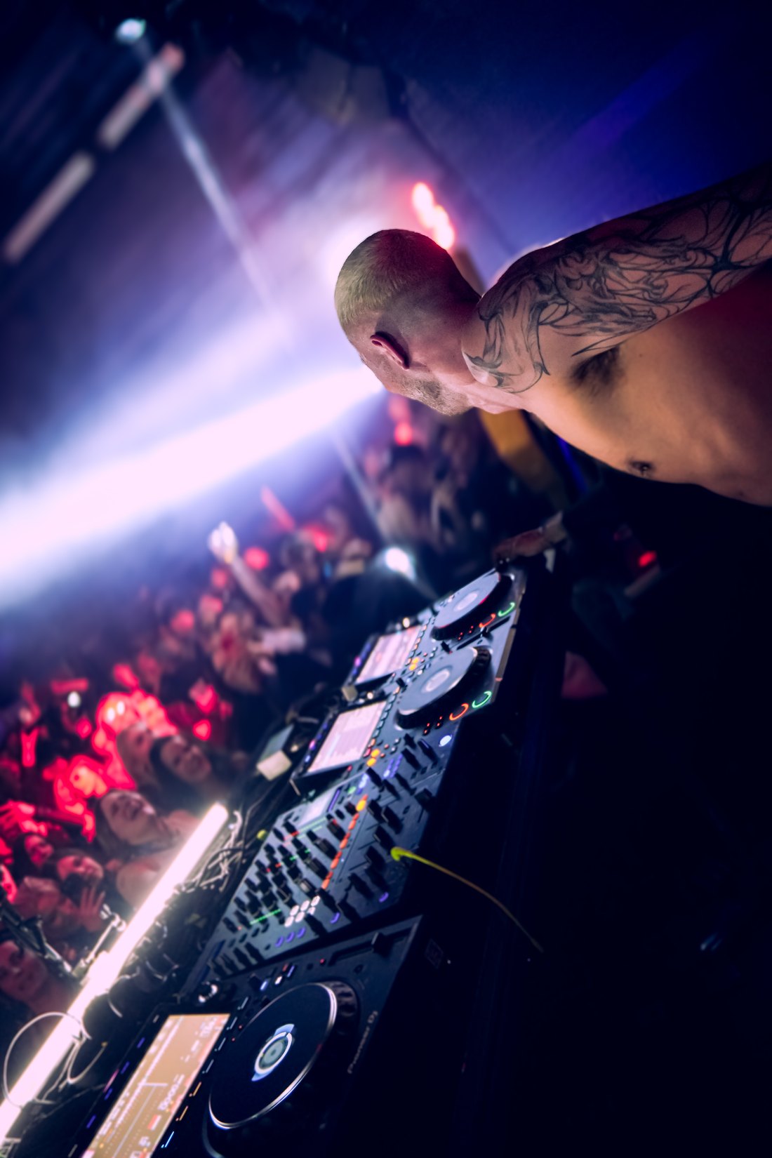 Eventvideo und Recap – DJ am Pult über der feiernden Menge im Scheinwerferlicht, PromoFlicks