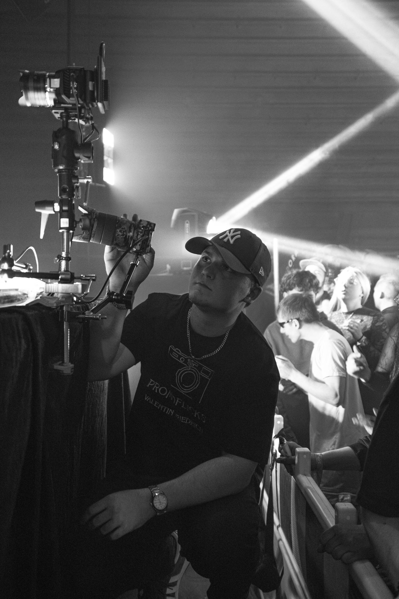 Valentin mit Kamera-Rig auf einem Event, schwarzweiß – PromoFlicks