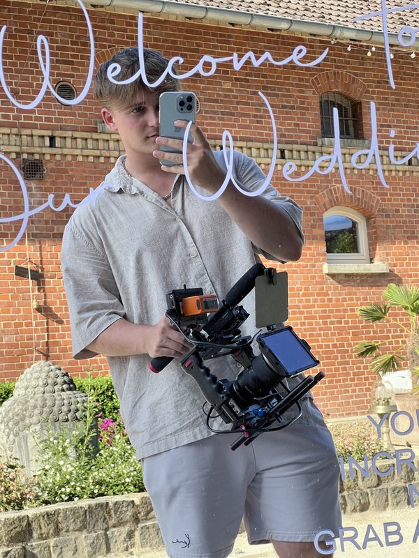 Valentin Friedrich mit Kamera-Equipment bei einer Hochzeit